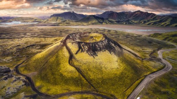 Dormant Icelandic volcano by road