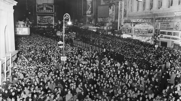 Crowds gather in darkened Times Square