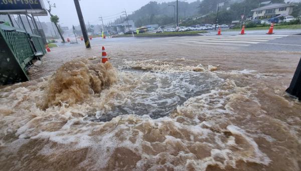 台风“哈侬”带来的暴雨，江原道江陵市的道路被洪水淹没。