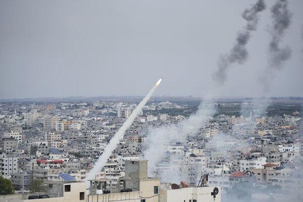 巴勒斯坦激进分子从加沙向以色列发射火箭。图片：AP Photo/Hatem Moussa