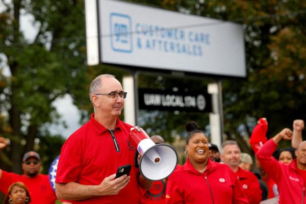 UAW's Fain speaks with Biden in attendance in Michigan