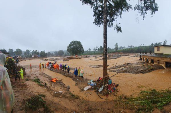 暴雨引发的泥石流在印度南部造成93人死亡，许多人被埋