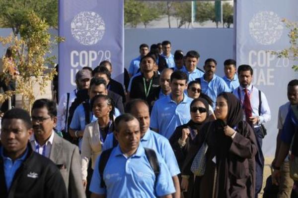 人们在阿联酋迪拜的COP28联合国气候峰会场馆内走动。(图片来源: AP Photo/Rafiq Maqbool)