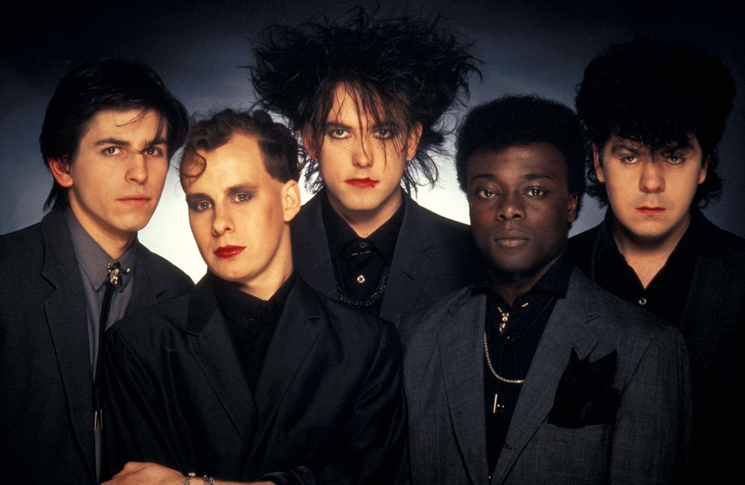 The Cure乐队成员合影，包括Phil Thornalley, Porl Thompson, Robert Smith, Andy Anderson和Lol Tolhurst